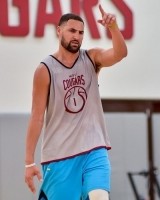 九游体育官网-佛祖发型回归！克莱近期回到母校华盛顿州立训练 和学弟同场竞技