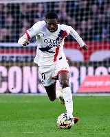 登贝莱代表巴黎出战94场比赛打进41球，在巴萨185场40球