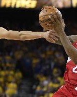 九游手机版-7年前的今天：莱昂纳德被交易至猛龙 随后为球队夺得队史首冠